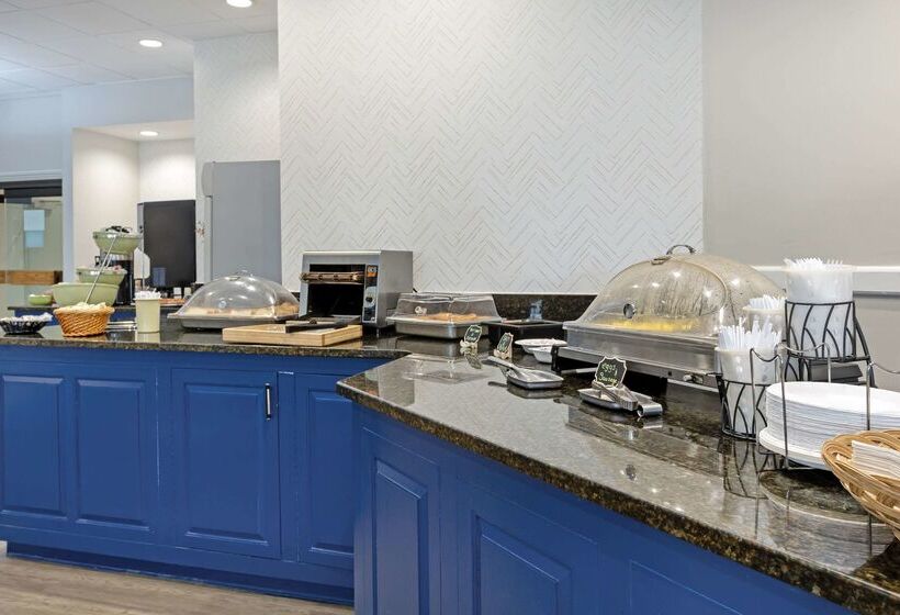 The Lux Hotel & Conference Center, Ascend Hotel Collection