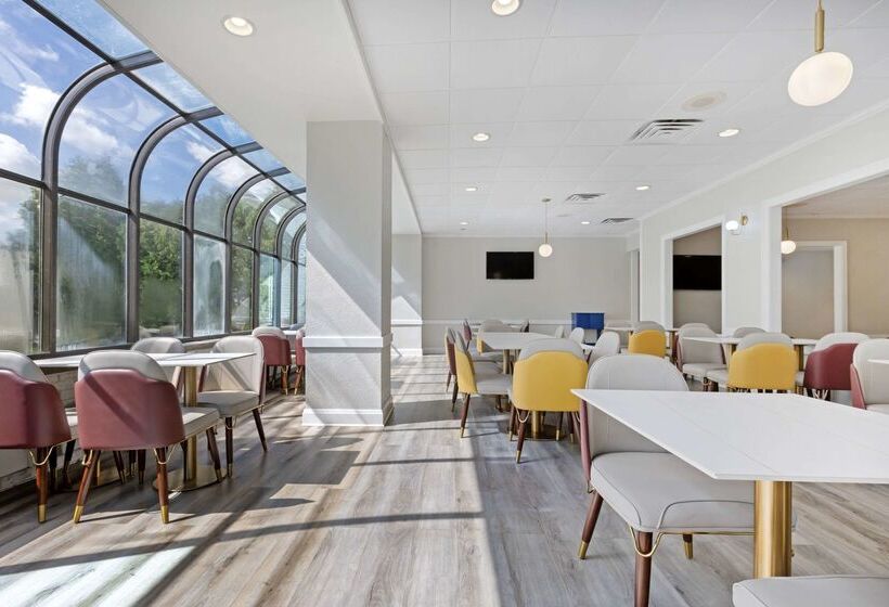 The Lux Hotel & Conference Center, Ascend Hotel Collection