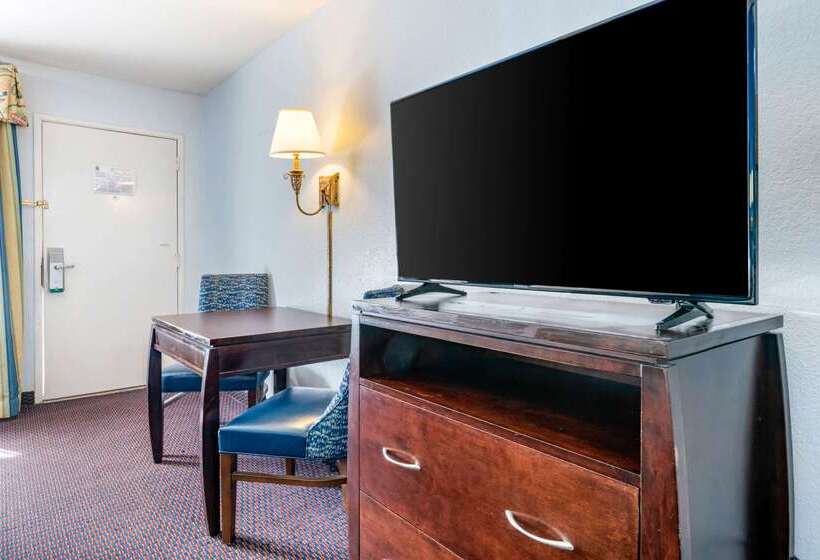 בית מלון כפרי Quality Inn Sarasota North Near Lido Key Beach