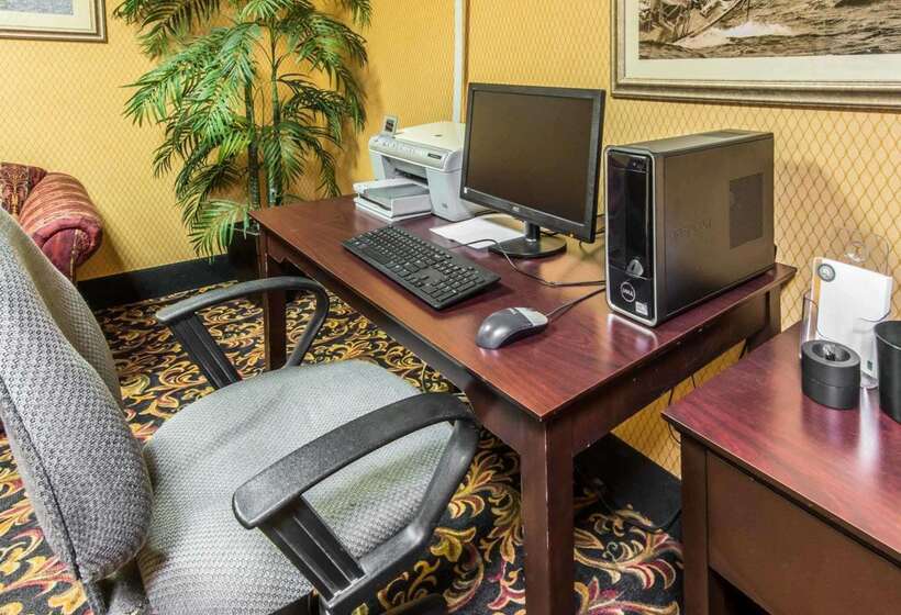 בית מלון כפרי Quality Inn & Suites Conference Center Across From Casino