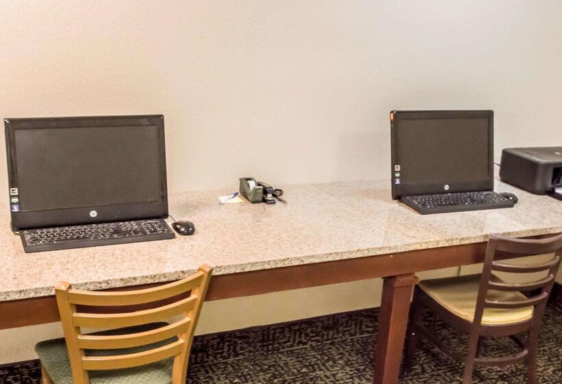 Отель Quality Inn & Suites Winter Park Village Area