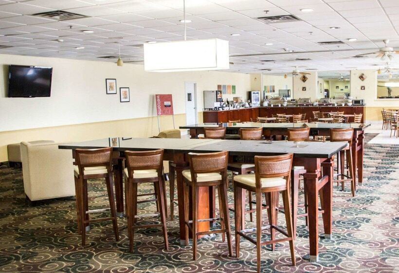 Отель Quality Inn & Suites Winter Park Village Area