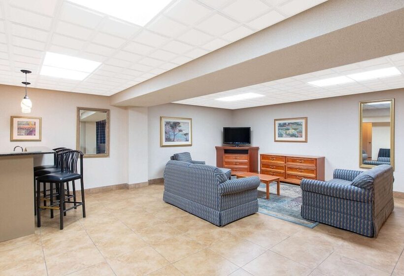 ホテル Ramada By Wyndham Midtown Grand Island