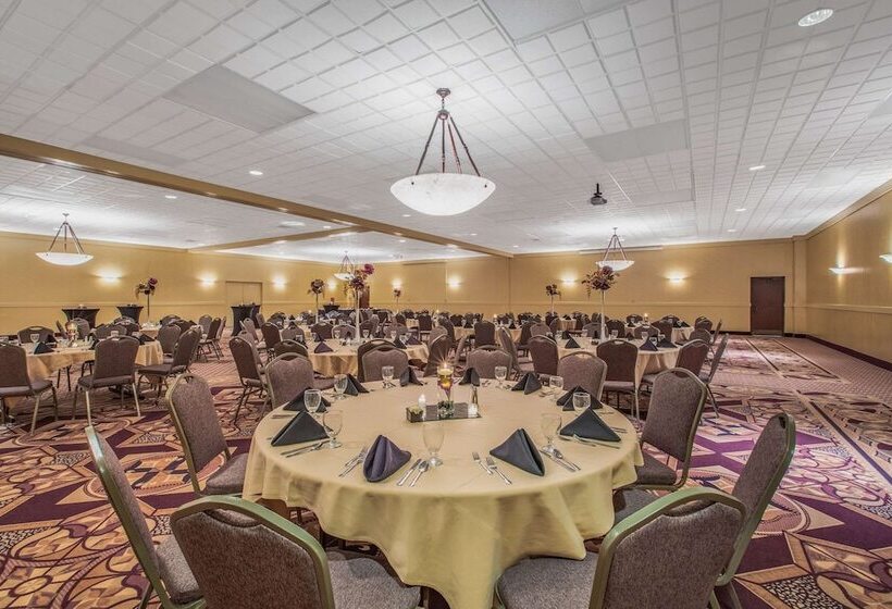 ホテル Ramada By Wyndham Midtown Grand Island