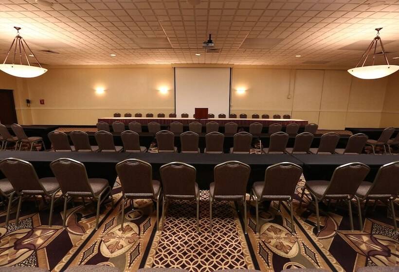 ホテル Ramada By Wyndham Midtown Grand Island