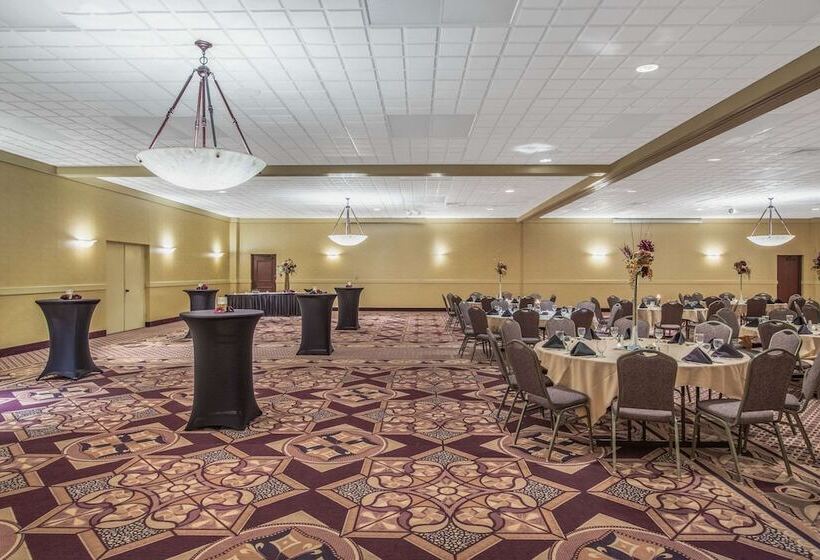 ホテル Ramada By Wyndham Midtown Grand Island