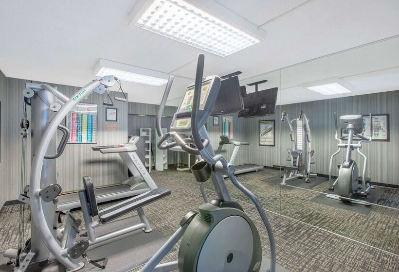 ホテル Ramada By Wyndham Midtown Grand Island