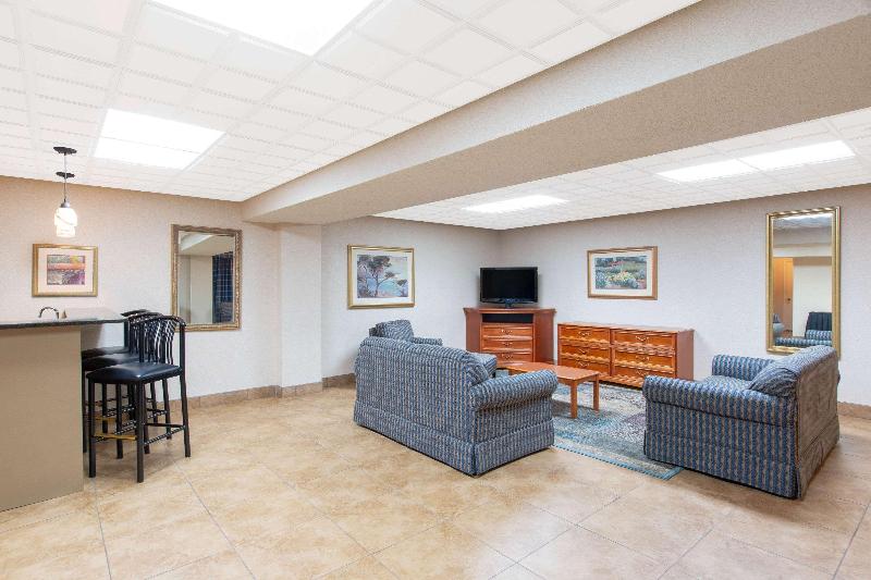 ホテル Ramada By Wyndham Midtown Grand Island