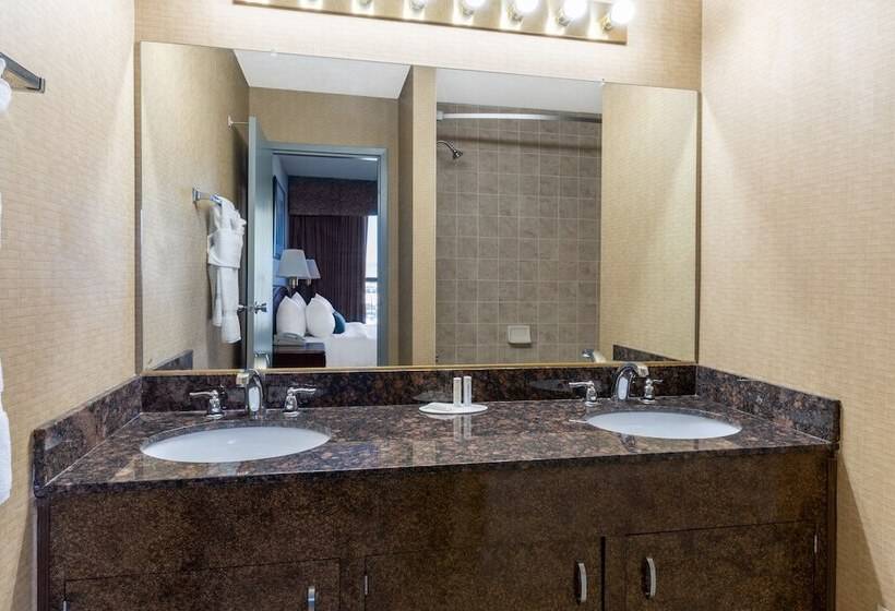 Ramada By Wyndham Reno Hotel & Casino