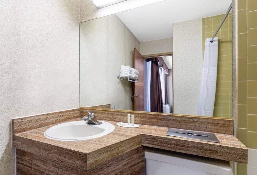 Ramada By Wyndham Reno Hotel & Casino