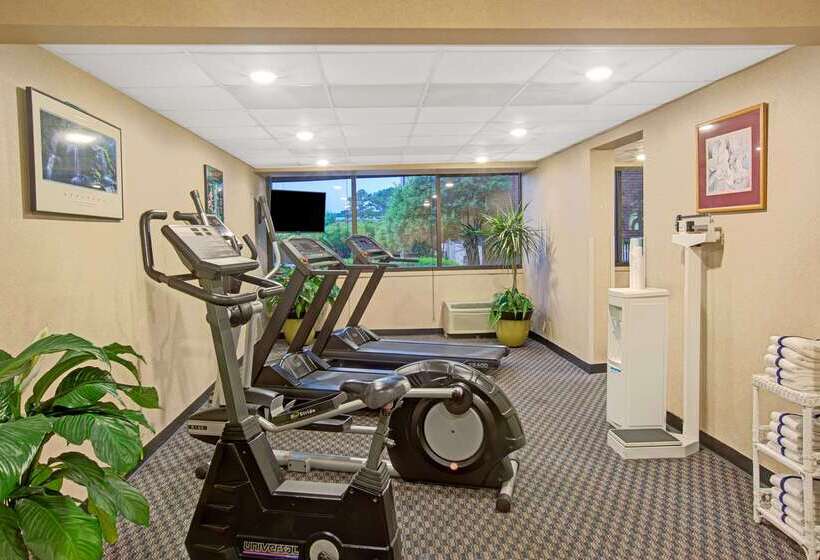 Отель Ramada Plaza By Wyndham Charlotte South End Airport