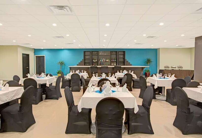 Отель Ramada Plaza By Wyndham Charlotte South End Airport