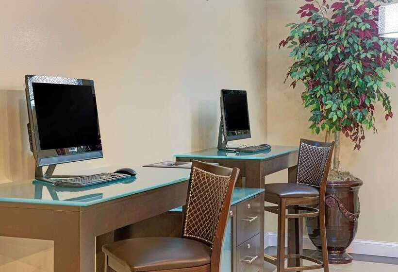 Отель Ramada Plaza By Wyndham Charlotte South End Airport