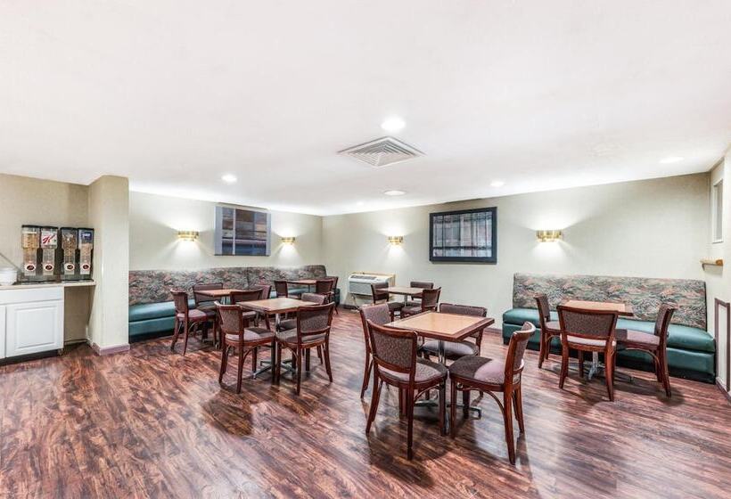 בית מלון כפרי Red Carpet Inn & Suites