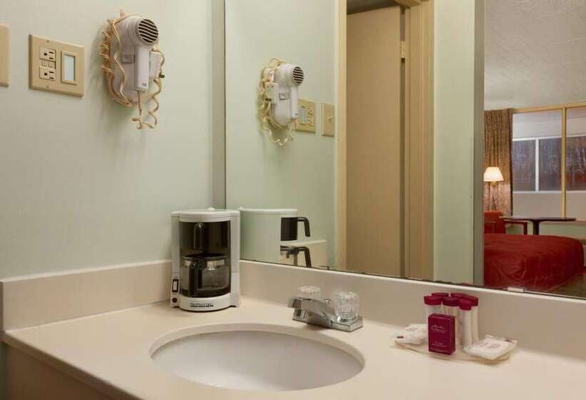 בית מלון כפרי Red Carpet Inn & Suites