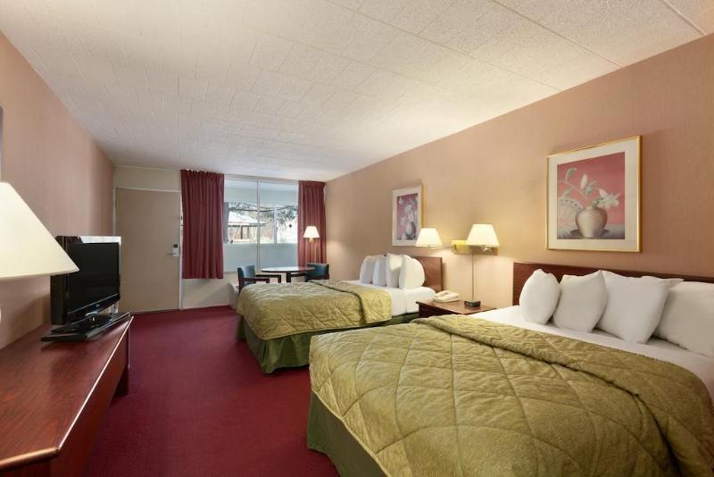 בית מלון כפרי Red Carpet Inn & Suites