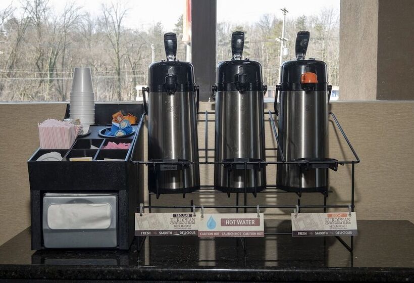 Отель Red Roof Inn And Suites Newark   University