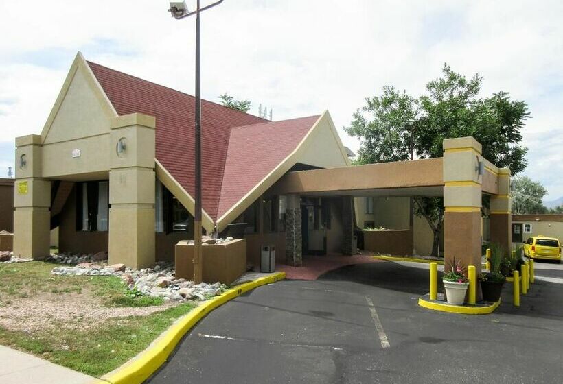 Отель Rodeway Inn & Suites