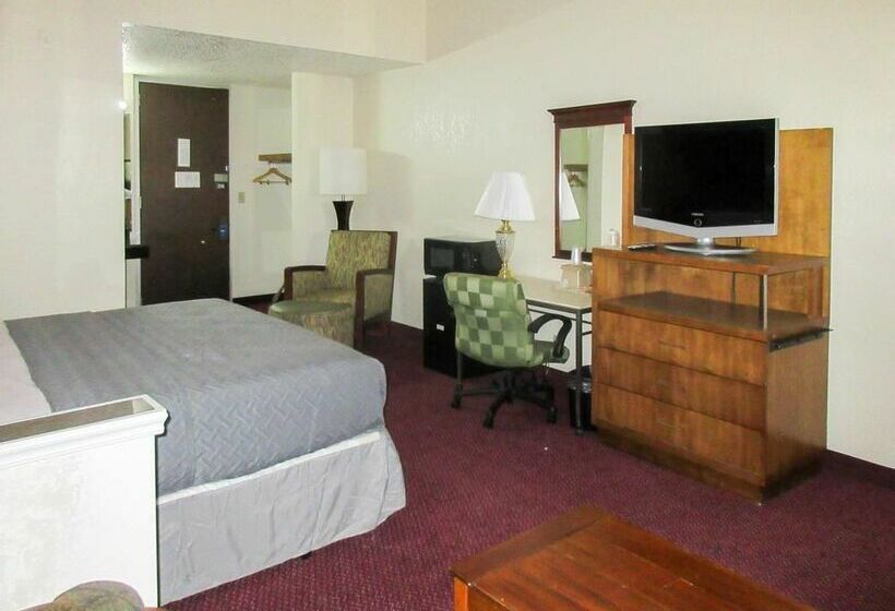 Отель Rodeway Inn & Suites