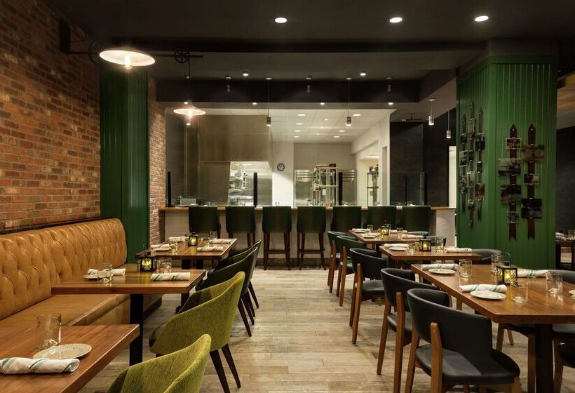 فندق Saranac Curio Collection By Hilton