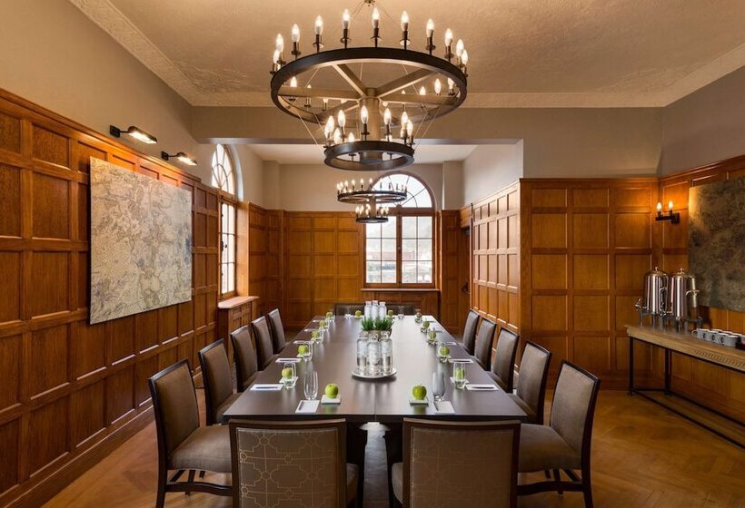 فندق Saranac Curio Collection By Hilton