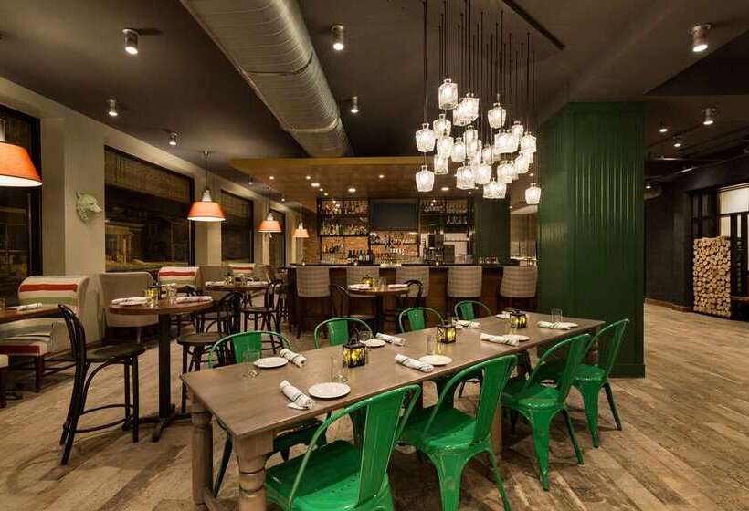 فندق Saranac Curio Collection By Hilton