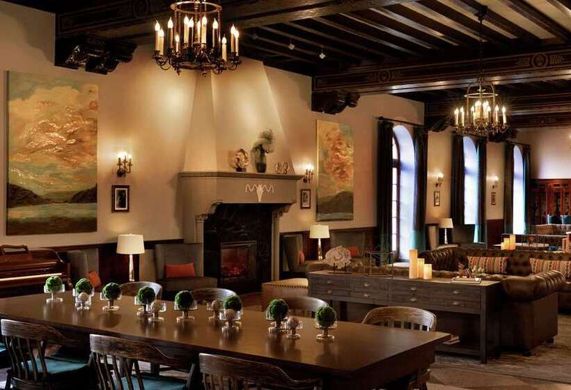 فندق Saranac Curio Collection By Hilton