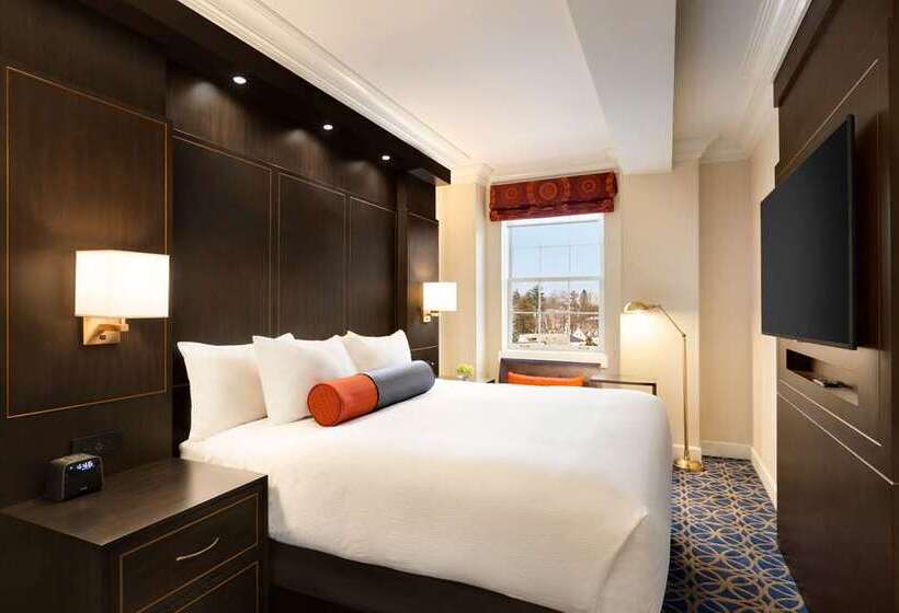 فندق Saranac Curio Collection By Hilton