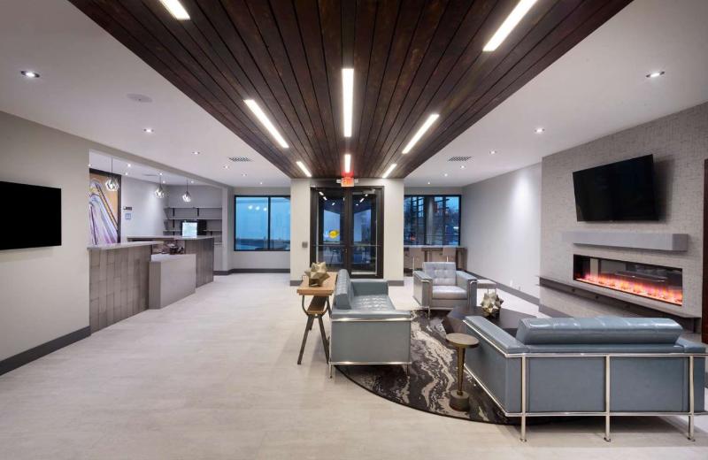 Отель Super 8 By Wyndham Meadow Wood Courtyard