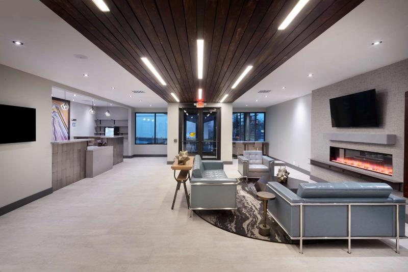 Отель Super 8 By Wyndham Meadow Wood Courtyard