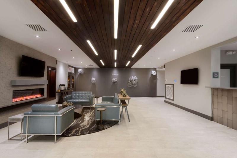 Отель Super 8 By Wyndham Meadow Wood Courtyard