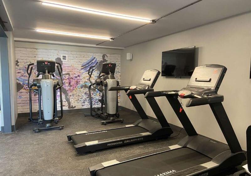 Отель Super 8 By Wyndham Meadow Wood Courtyard