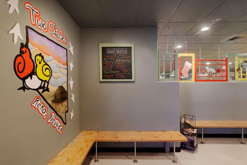 Отель Super 8 By Wyndham Meadow Wood Courtyard