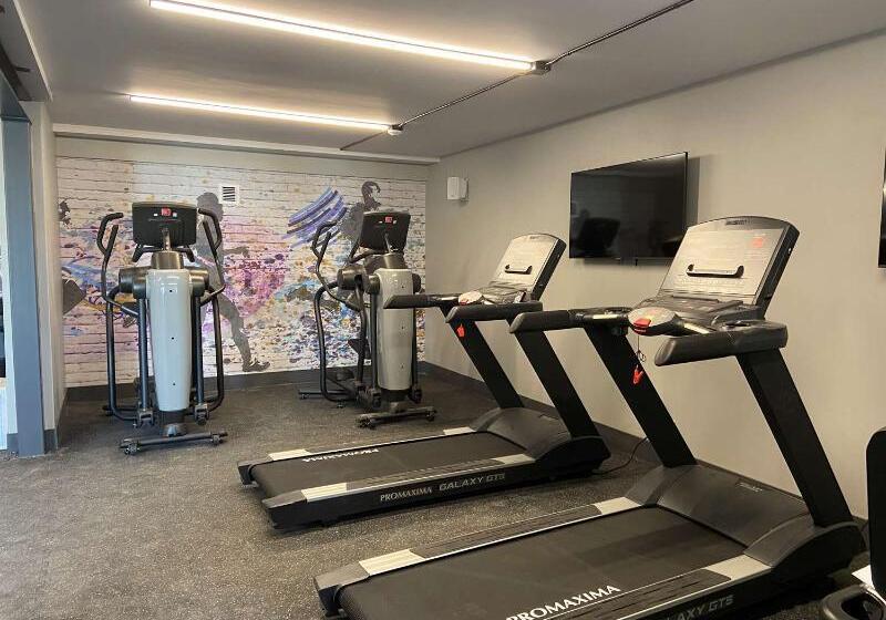 Отель Super 8 By Wyndham Meadow Wood Courtyard