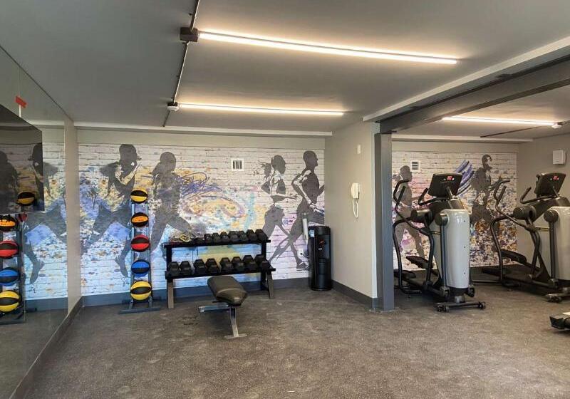 Отель Super 8 By Wyndham Meadow Wood Courtyard