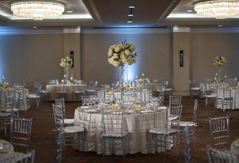 בית מלון כפרי The Baronette Renaissance Detroitnovi