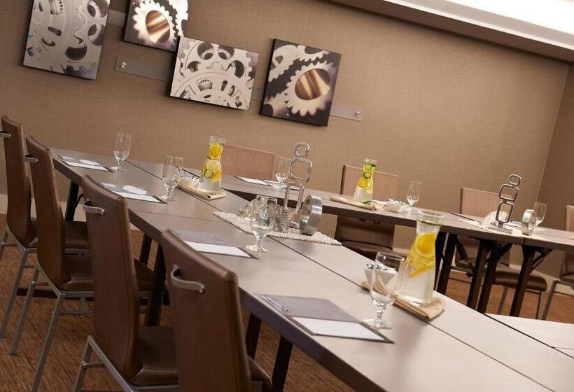 בית מלון כפרי The Baronette Renaissance Detroitnovi