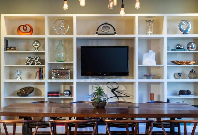 בית מלון כפרי The Baronette Renaissance Detroitnovi