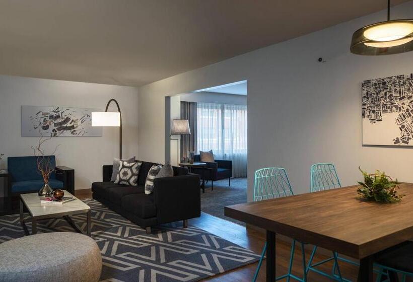 בית מלון כפרי The Baronette Renaissance Detroitnovi