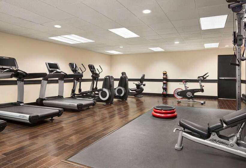 فندق Wyndham Fort Smith City Center