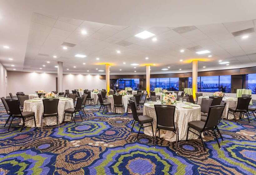 Отель Wyndham San Diego Bayside