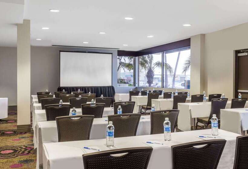 Отель Wyndham San Diego Bayside