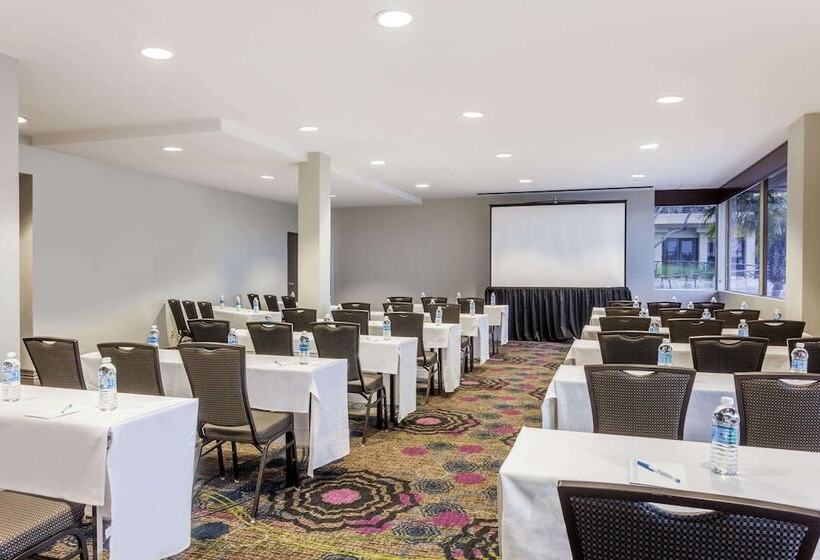 Отель Wyndham San Diego Bayside