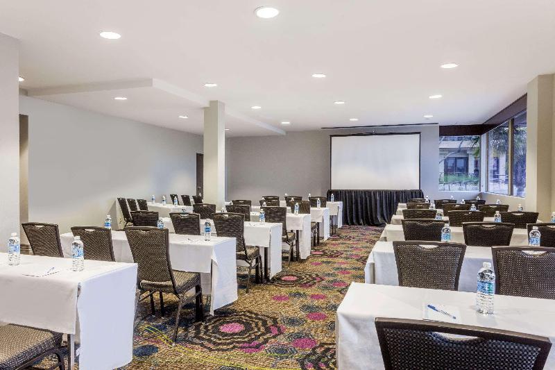 Отель Wyndham San Diego Bayside