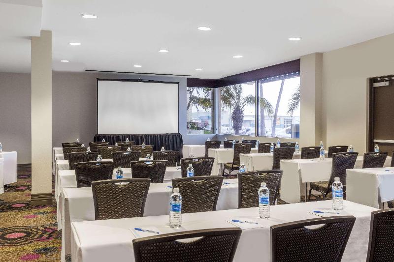 Отель Wyndham San Diego Bayside