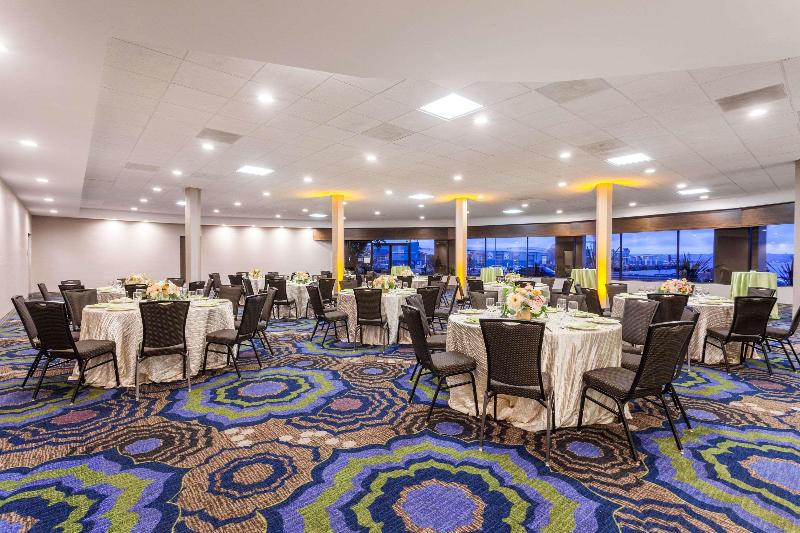 Отель Wyndham San Diego Bayside