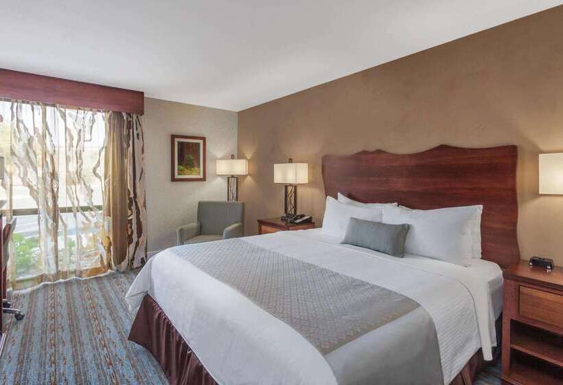 호텔 Wyndham Visalia