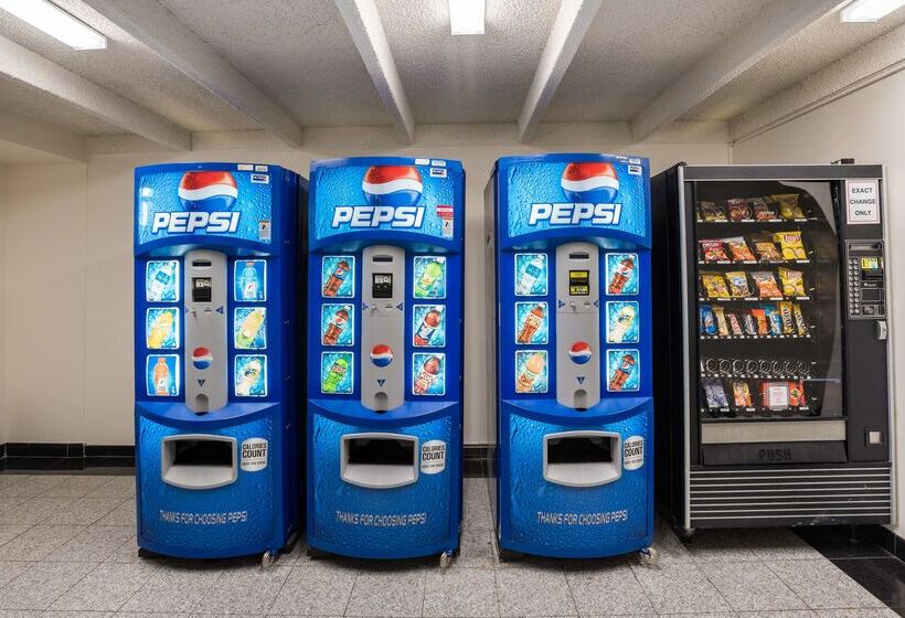 Отель Red Carpet Inn & Suites