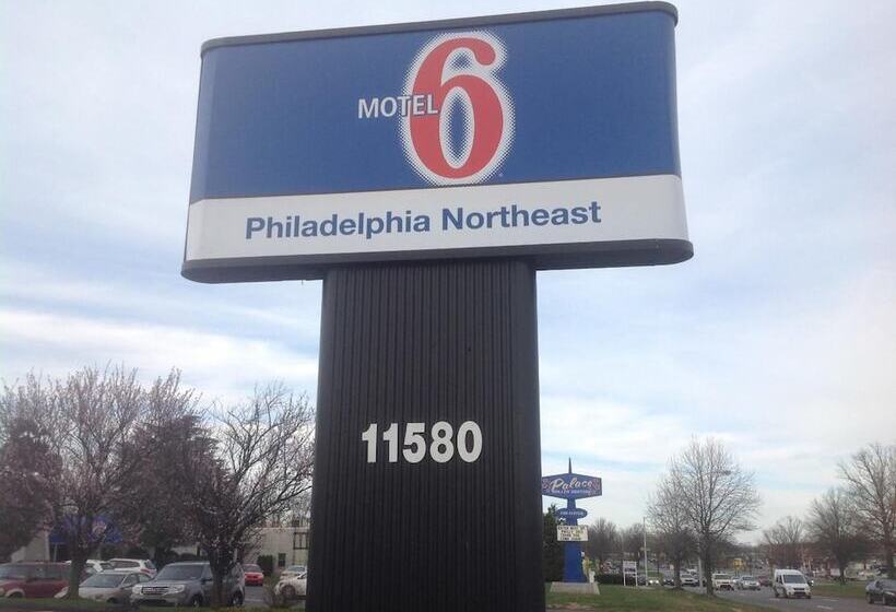 Отель Red Carpet Inn & Suites