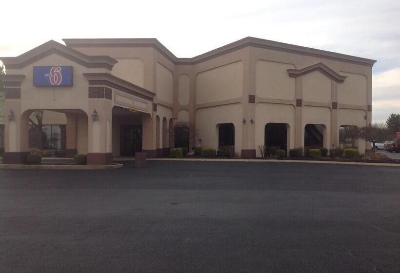 Отель Red Carpet Inn & Suites